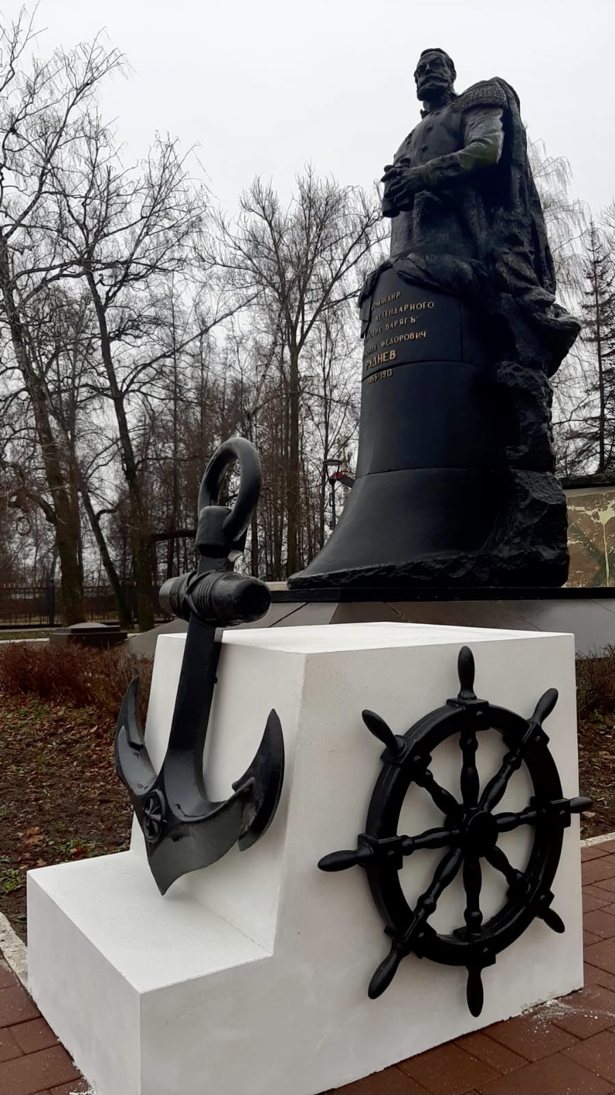 
                                            У памятника Всеволоду Рудневу в Туле установили новые якоря и штурвалы
                                    