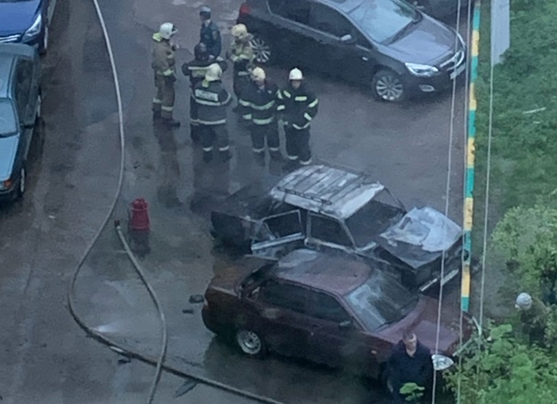 Во дворе многоэтажки в Туле сгорели два автомобиля