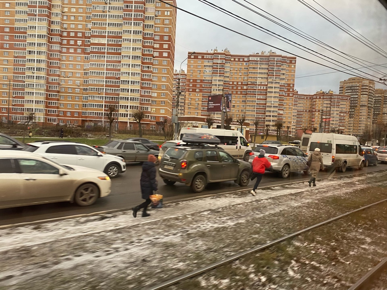 Утром 15. Пробка. Пробка в ноябре в Туле. Пробки. Утренний город.