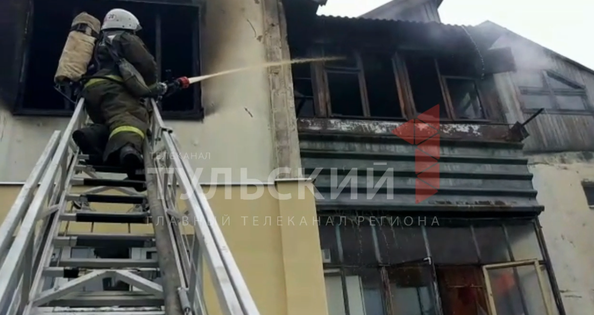 В поселке Заокский произошел крупный пожар в многоквартирном доме: видео