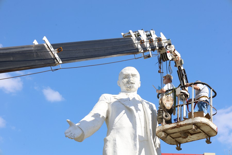 В Новомосковске приступили к реставрации памятника Ленину