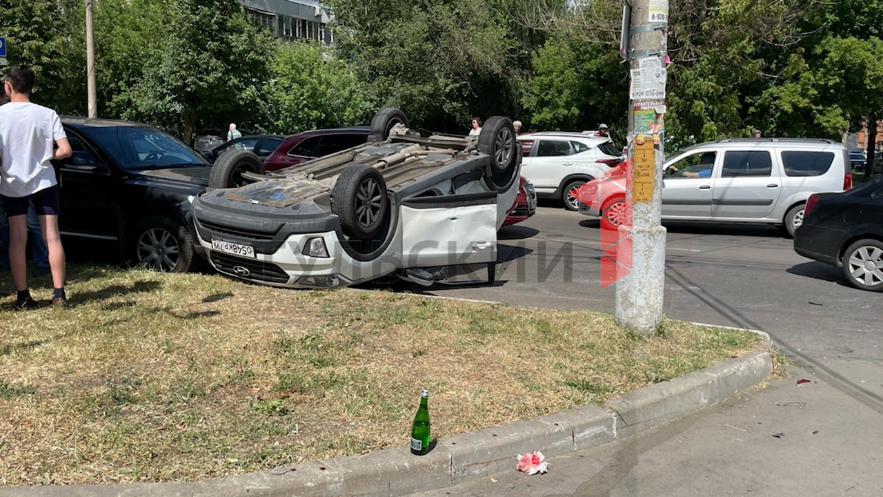 В центре Тулы машина перевернулась после аварии: фото с места происшествия  - Новости Тулы и области - 1tulatv