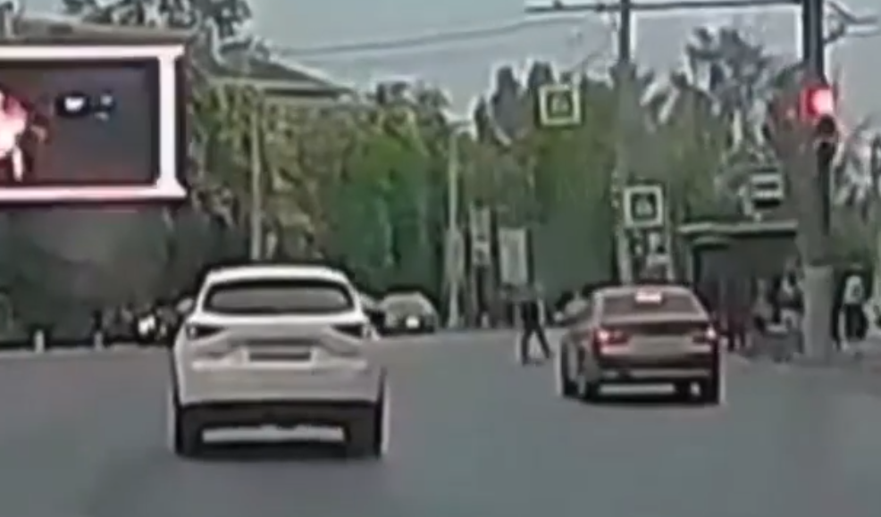 В Туле «Мазда» проехала на красный свет и чуть не сбила пешехода: видео