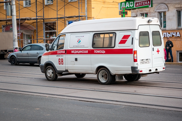 В ДТП под Тулой после столкновения пассажирского микроавтобуса с грузовиком пострадали 7 человек