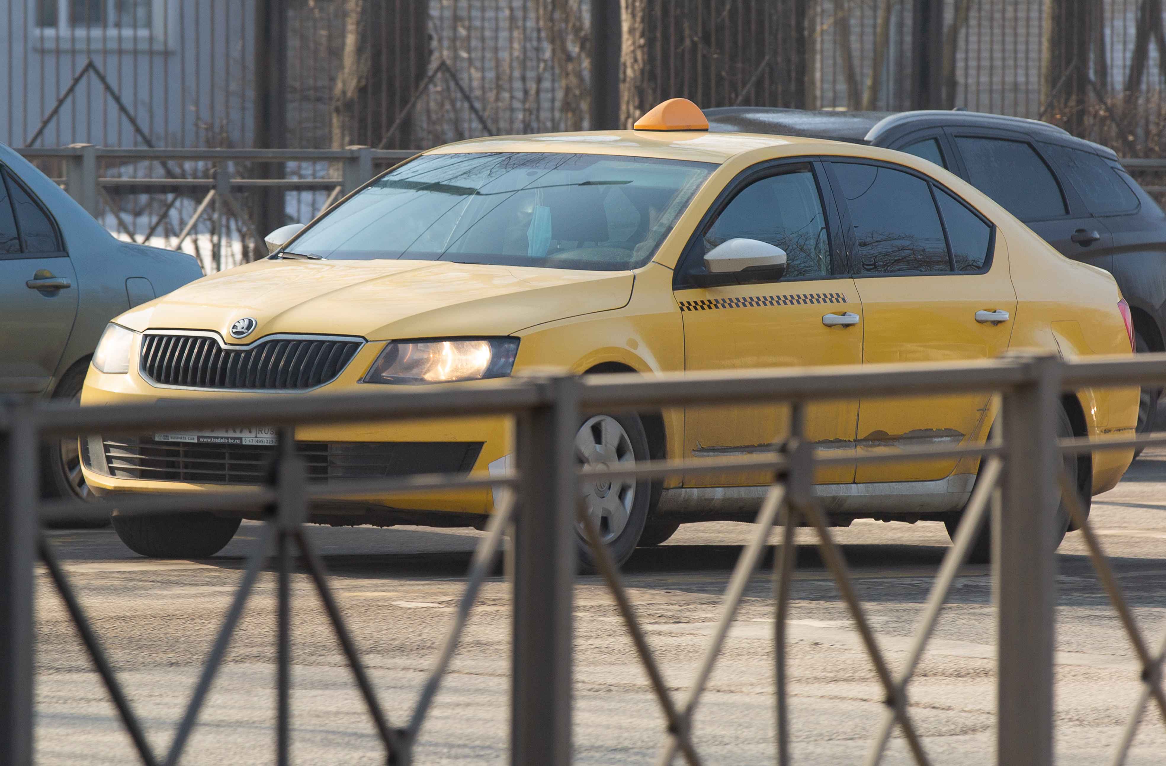 Водители-таксисты получили временную льготу на использование собственных авто без соблюдения норм локализации