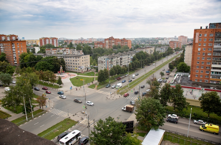 В Туле высаживают цветы и клены