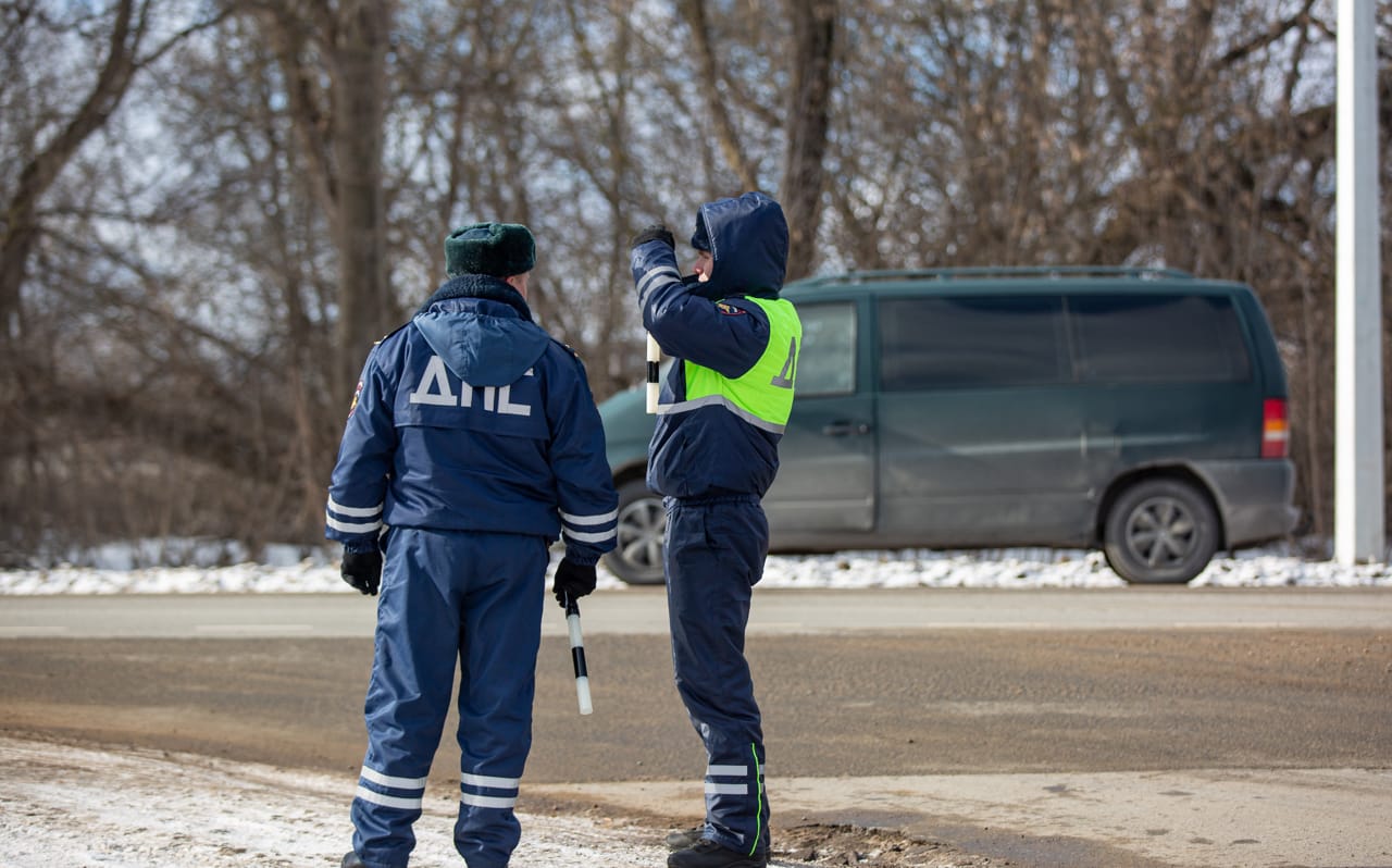 Сломалась машина, разрядился аккумулятор: сотрудники ДПС помогли водителю в Тульской области