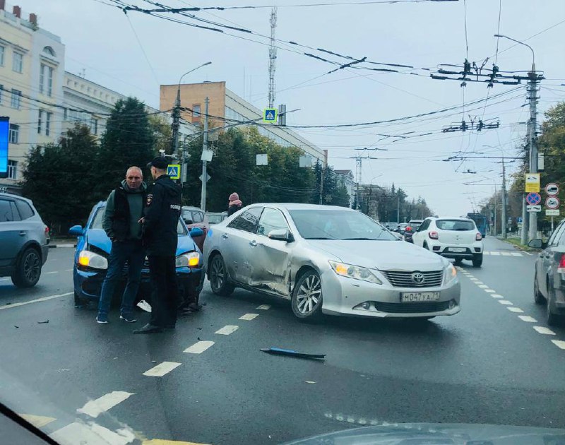 Из-за ДТП движение по проспекту Ленина в Туле встало