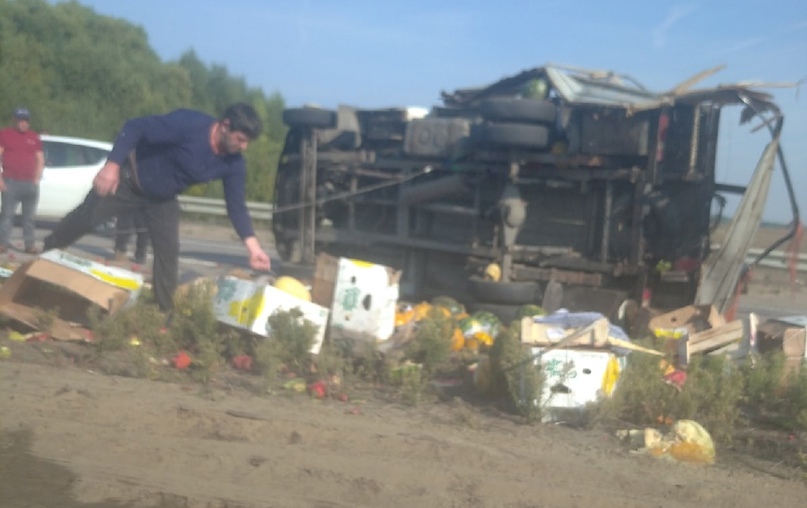 На трассе под Новомосковском перевернулся грузовик с фруктами