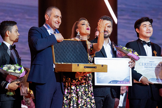 Алексей Дюмин передал победителям фестиваля военной песни микрофоны «Союз»