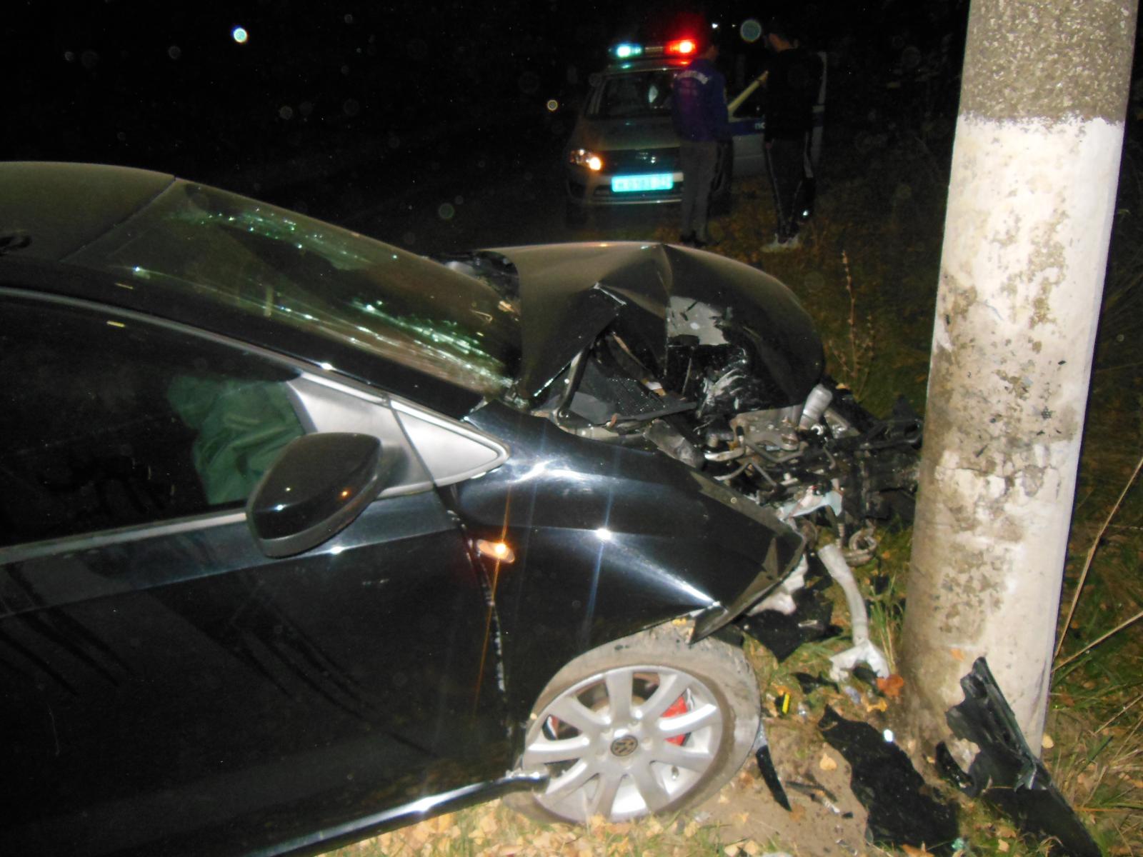 В Донском 26-летний пьяный водитель с пассажиркой врезался в столб