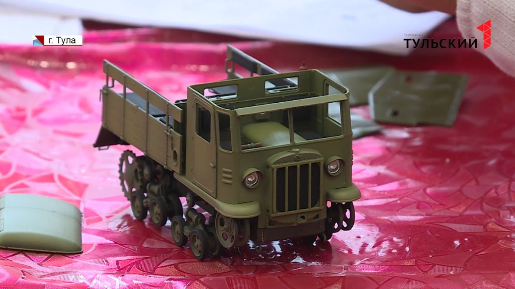 В Туле художники-миниатюристы мастерят уменьшенные в сотни раз модели военной техники
