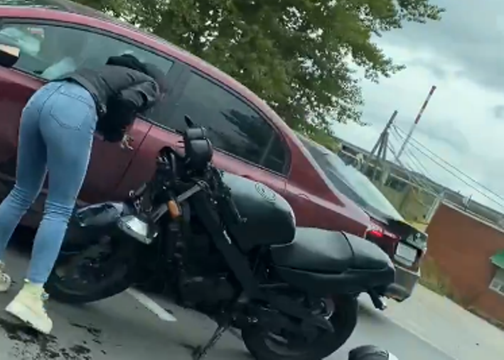 В Туле девушка на мотоцикле протаранила автомобиль