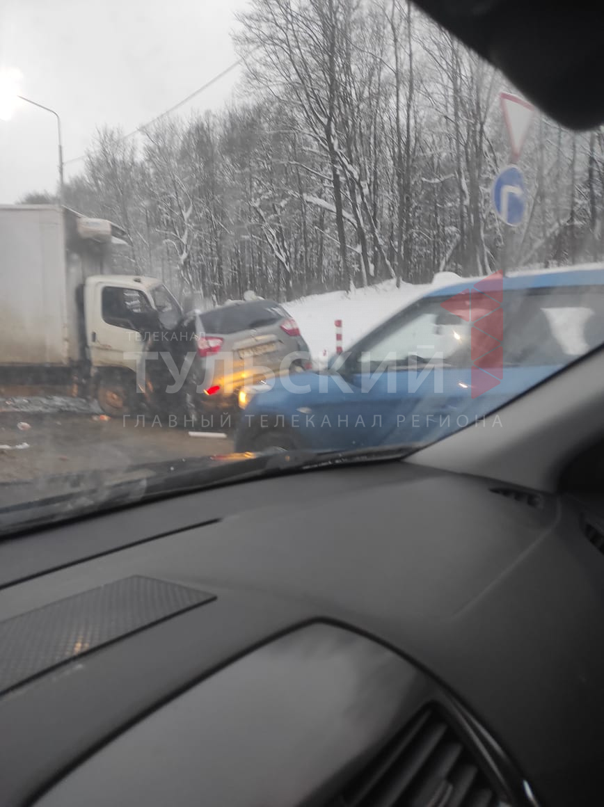 В Тульской области дорогу перекрыли грузовик и легковушка | 26.01.2022 |  Тула - БезФормата