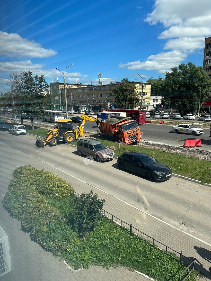 На Зеленстрое в Туле КамАЗ провалился в траншею - Новости Тулы и области -  1tulatv