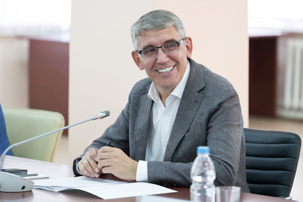 Дмитрий Миляев поздравил женщин с Днём матери