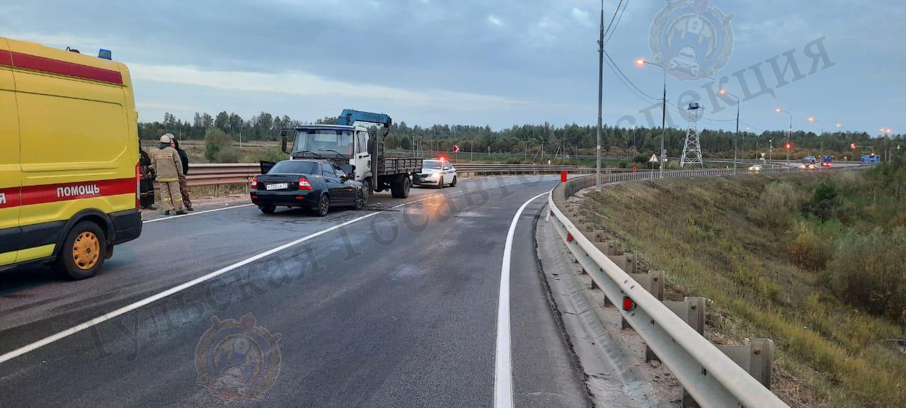На автодороге М-2 «Крым» в Туле «Лада» лоб в лоб столкнулась с грузовиком
