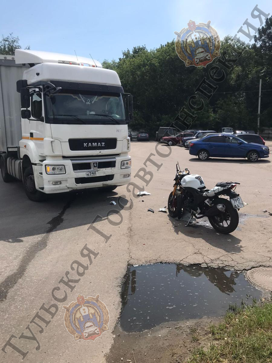 В Плавске Тульской области «КАМАЗ» сбил мотоциклиста