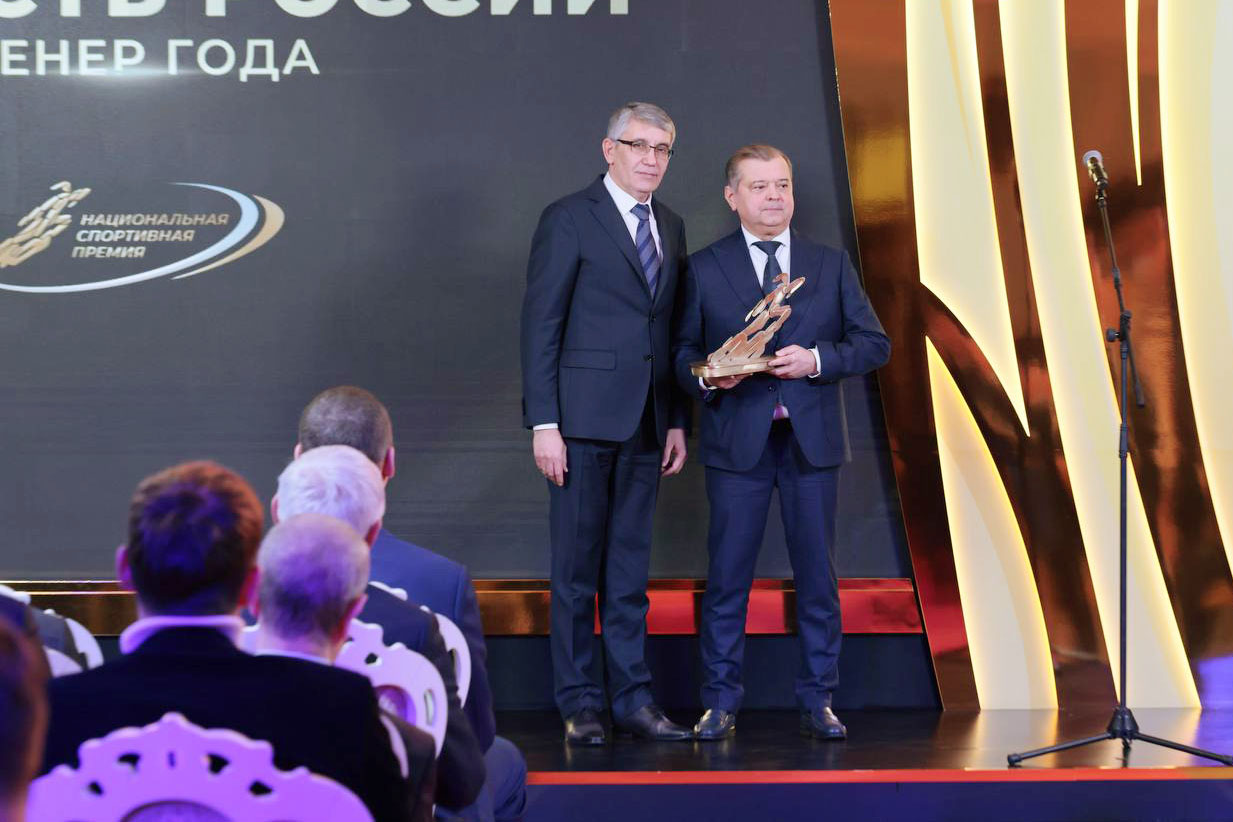Дмитрий Миляев наградил "Тренера 2025 года" Виталия Макарова