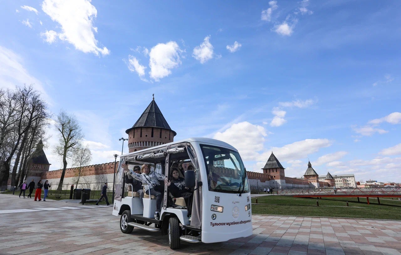 Туляков приглашают на экскурсию по историческому центру города на электробусе