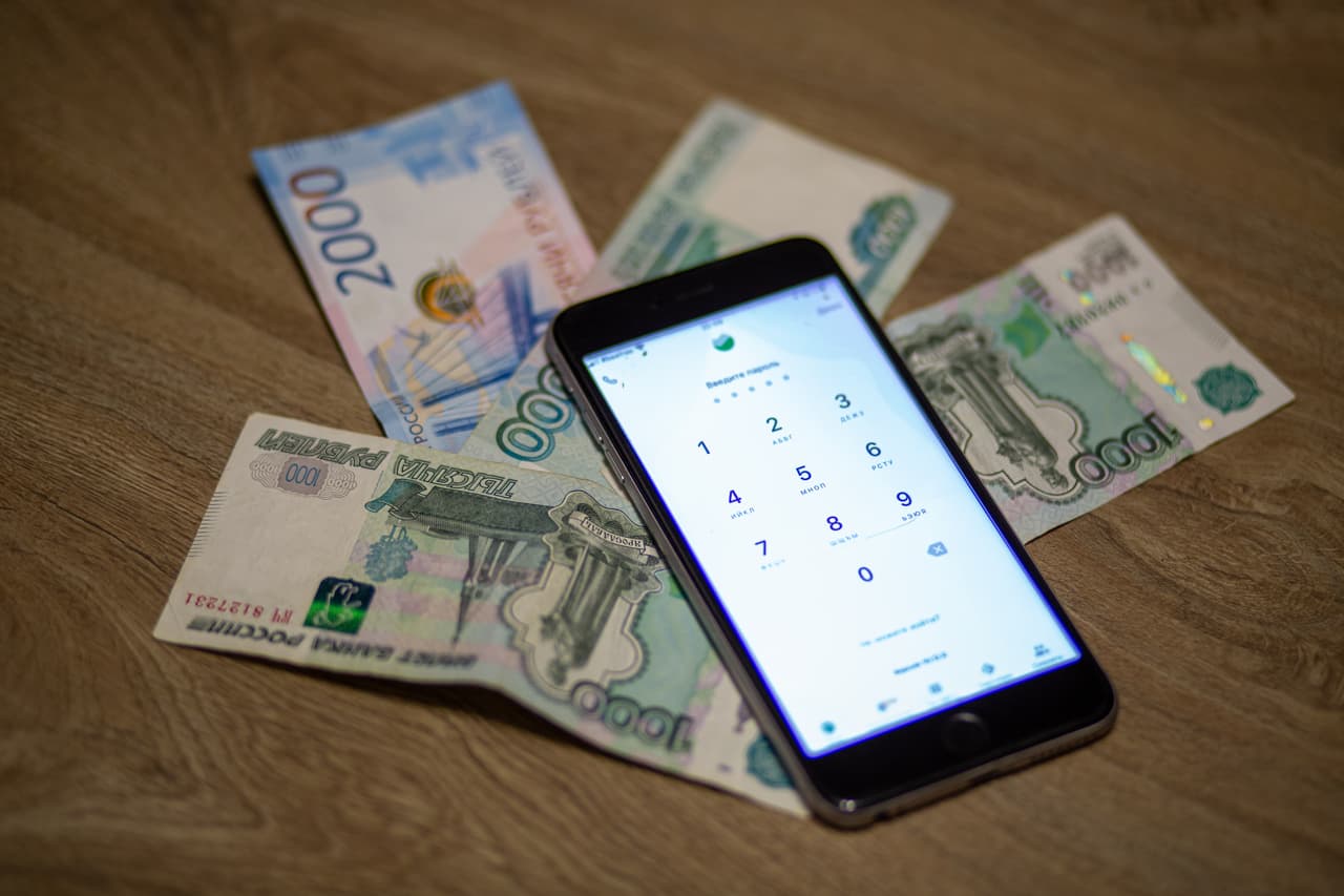 Под Новомосковском 20-летний мужчина украл деньги с банковского счета знакомого