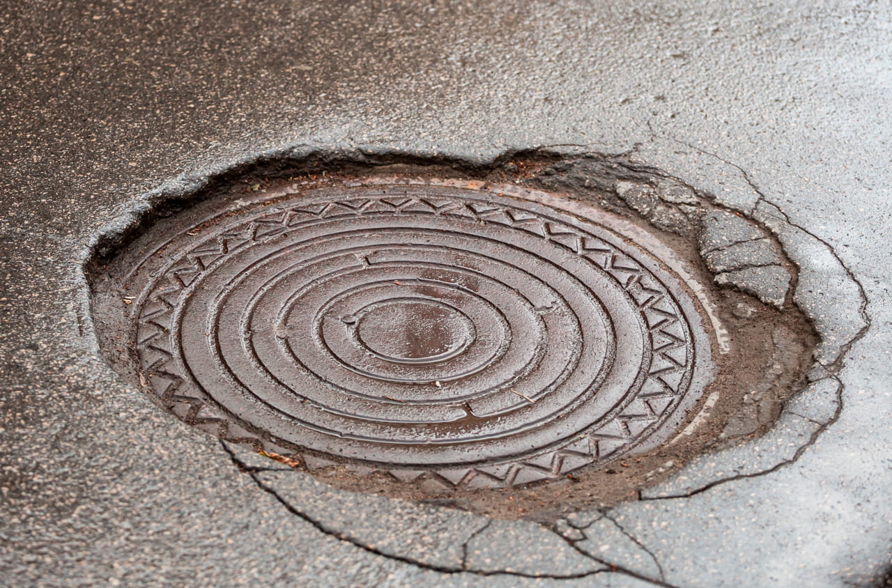 Жалобы на канализационные люки стали лидерами в потоке обращений к Губернатору