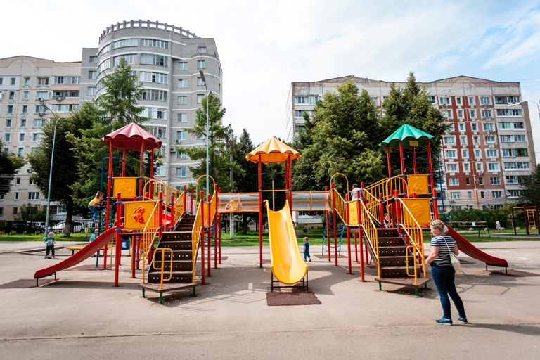 В Тульской области хотят ввести наказание за парковку на детских площадках
