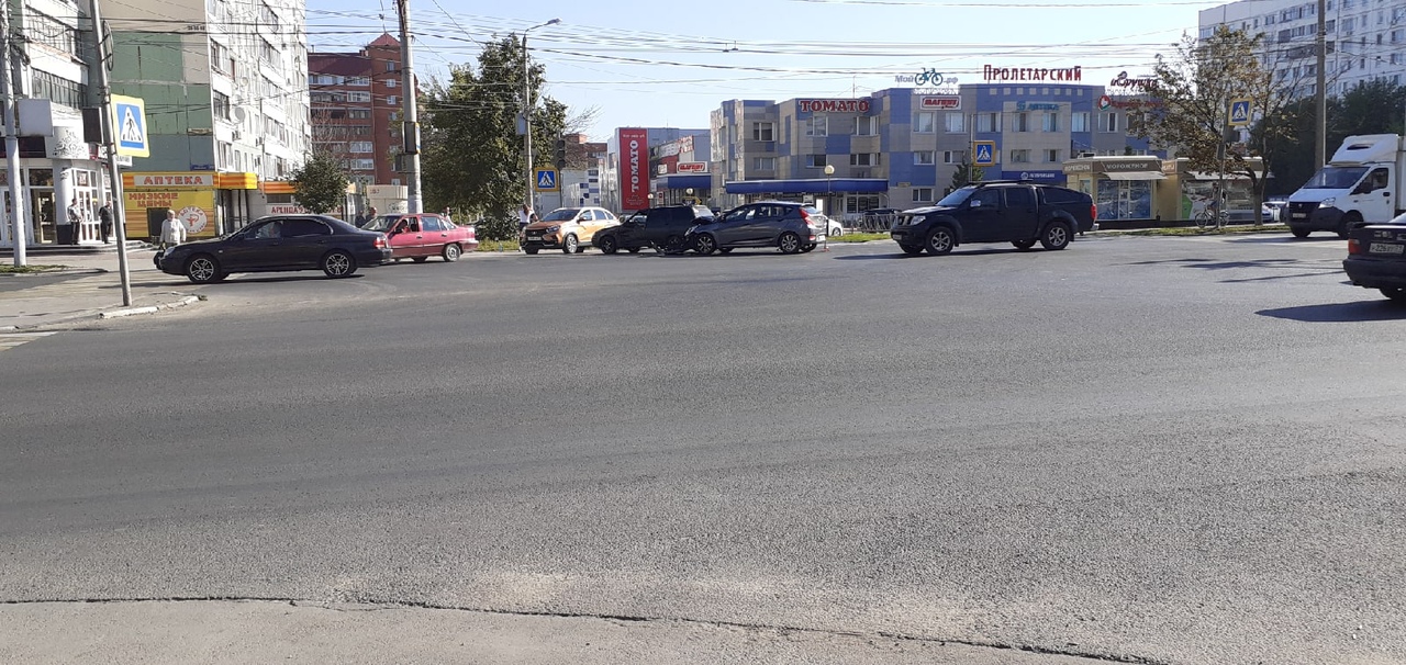 В Туле на перекрестке улиц Степанова и Ложевой столкнулись две легковушки
