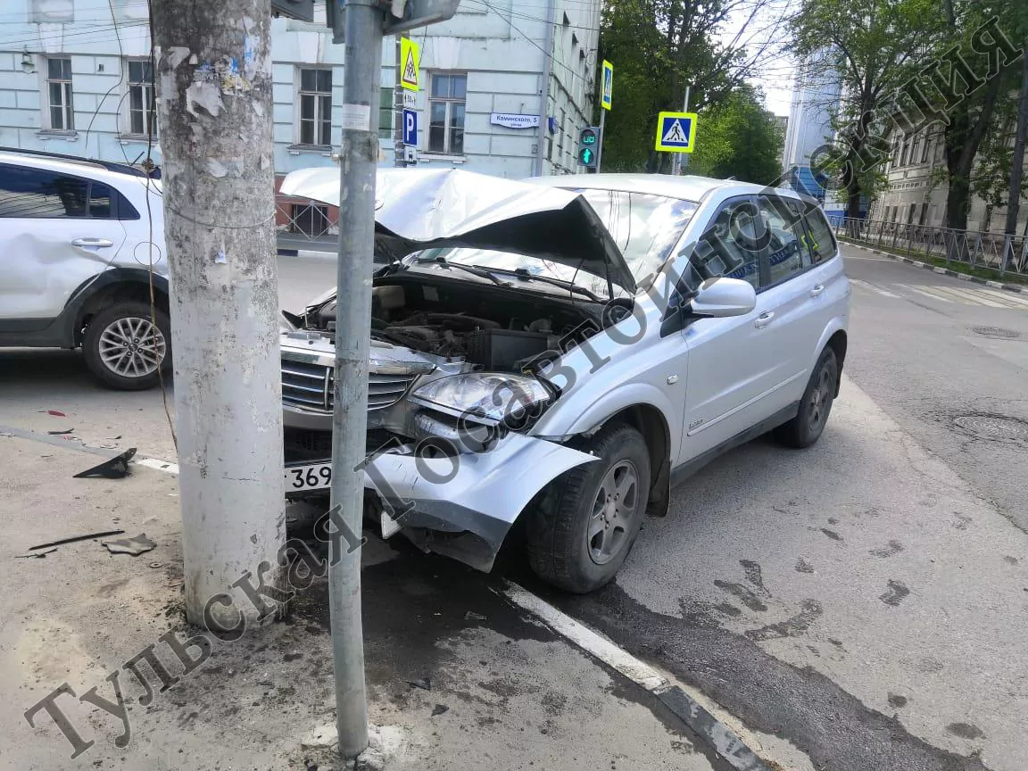В Туле на перекрестке столкнулись две легковушки