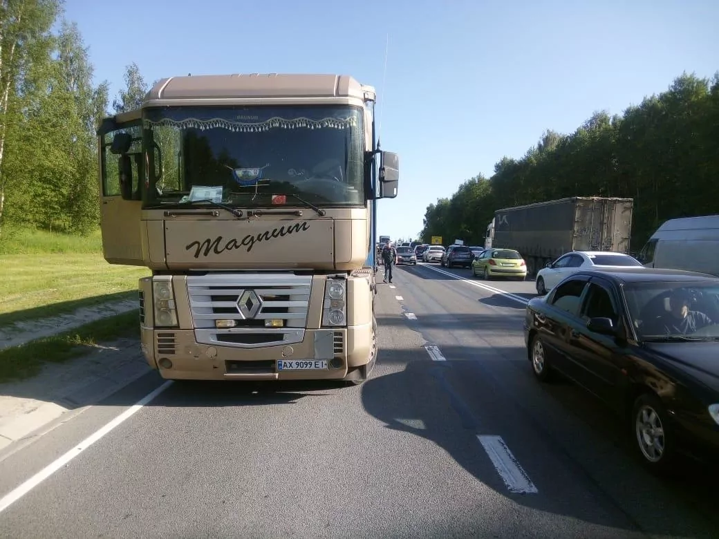 На трассе М-2 под Тулой произошло массовое ДТП: на трассе пробка в обоих направлениях