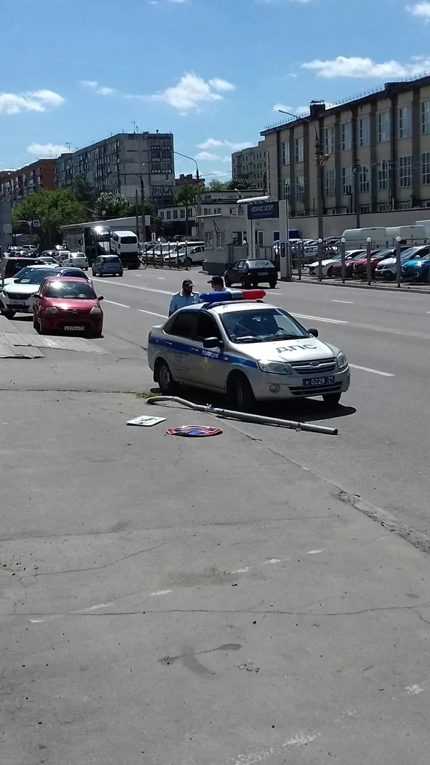 В Туле «Ягуар» протаранил ворота автосервиса: видео
