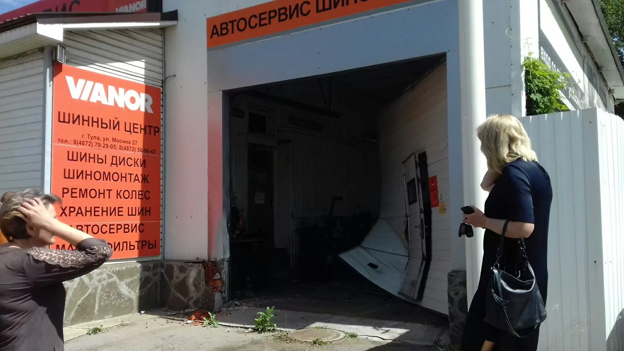 В Туле «Ягуар» протаранил ворота автосервиса: видео