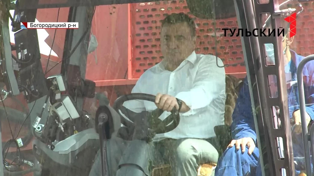Во время поездки в Богородицкий район Алексей Дюмин сел за руль комбайна