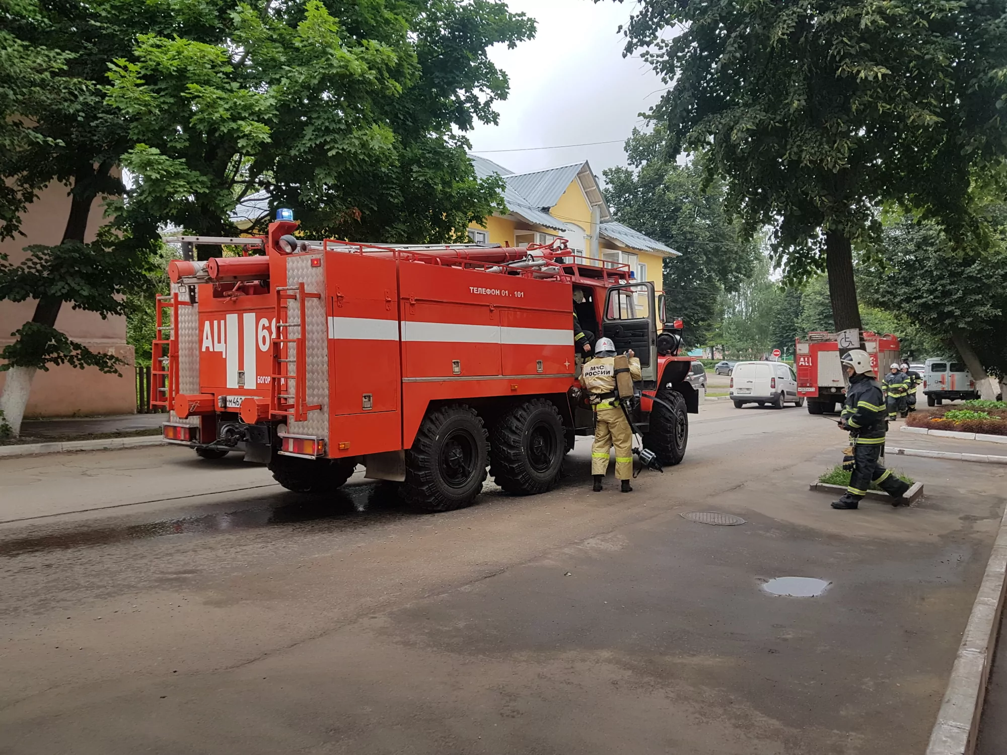 В Богородицком районе из торгового центра пожарные спасли человека