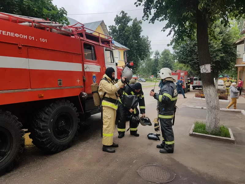 В Богородицком районе из торгового центра пожарные спасли человека