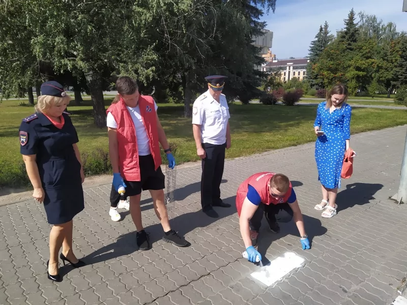 Тульские инспекторы и пешеходы написали лозунги на асфальте