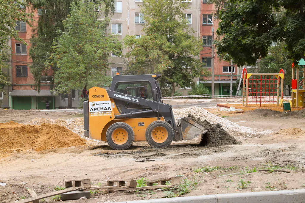 В тульских дворах укладывают асфальт и устанавливают детское игровое оборудование