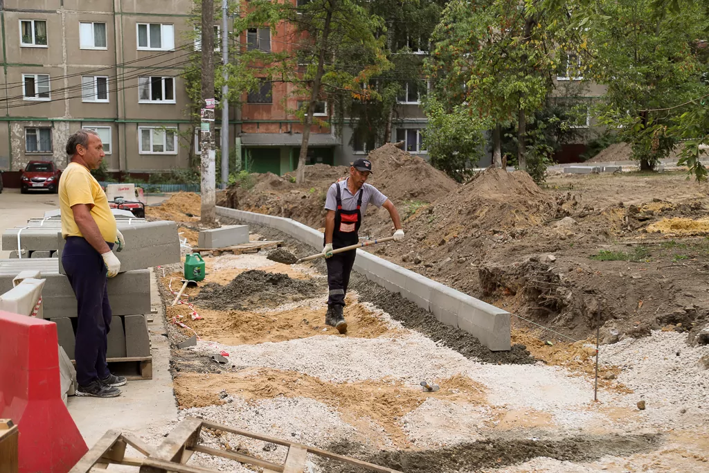 В тульских дворах укладывают асфальт и устанавливают детское игровое оборудование