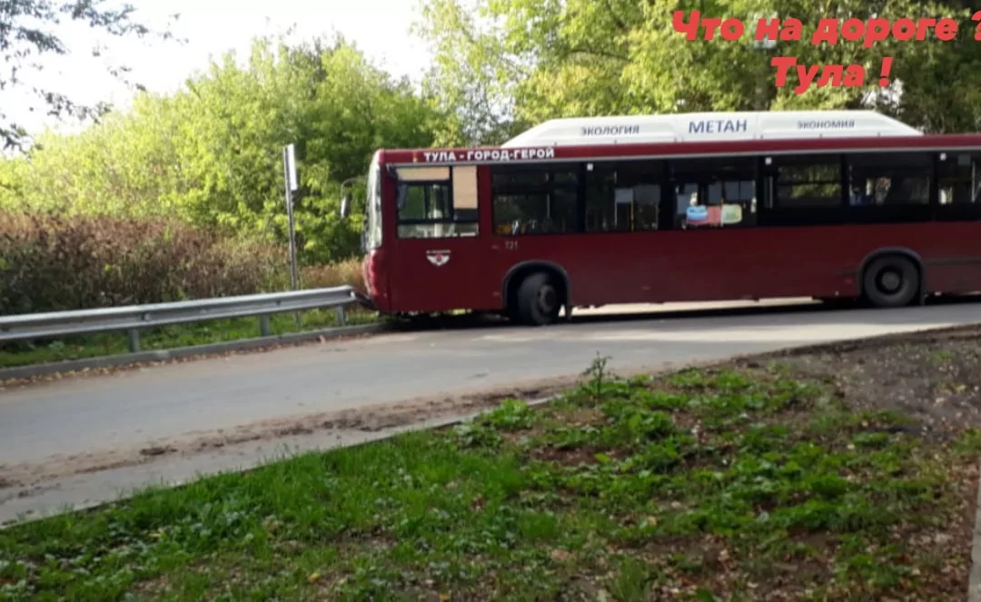 В Туле автобус врезался в отбойник