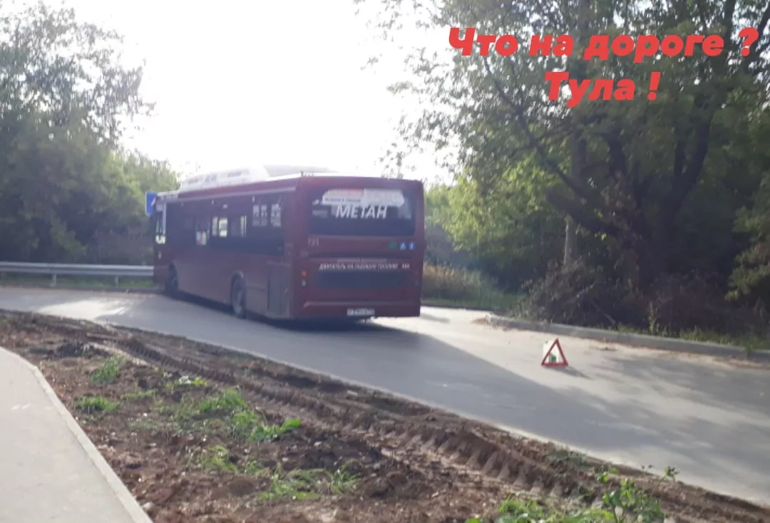 В Туле автобус врезался в отбойник
