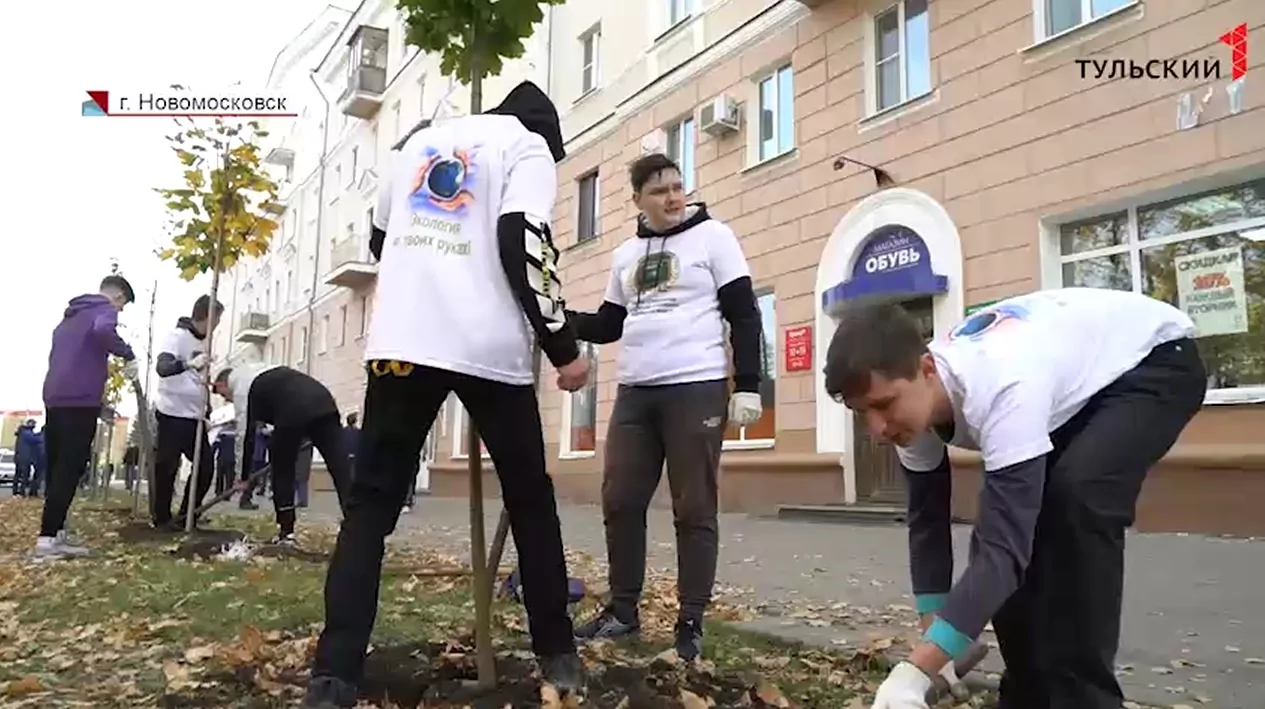 «Новомосковск, дыши»: в рамках экологической акции в городе химиков высадили аллею кленов