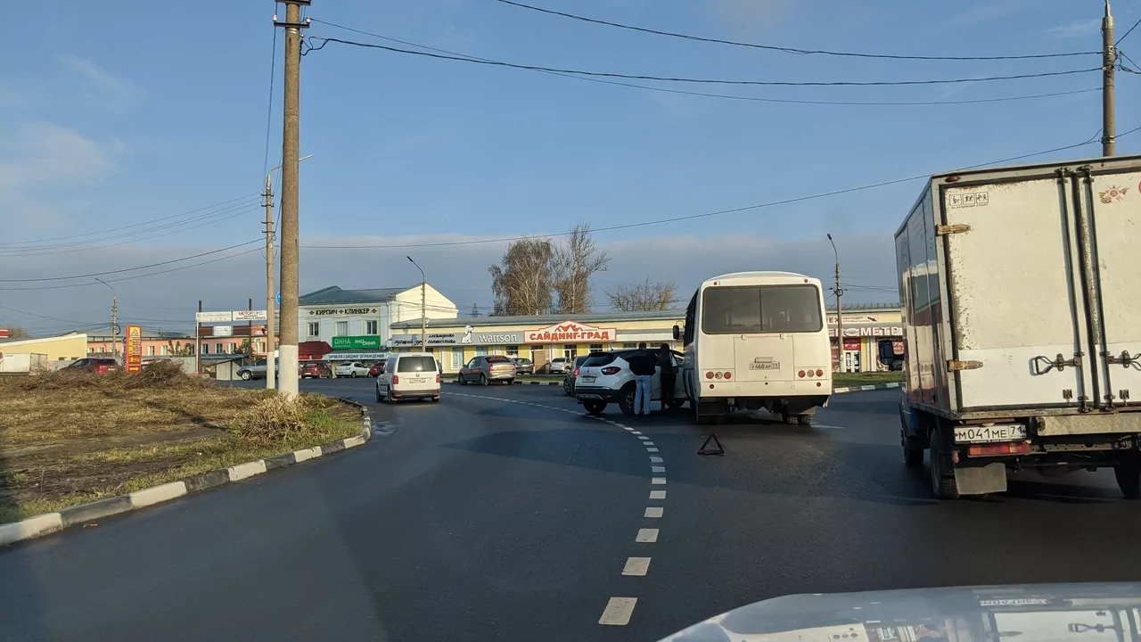 В Туле на дороге "встретились" автобус и легковушка