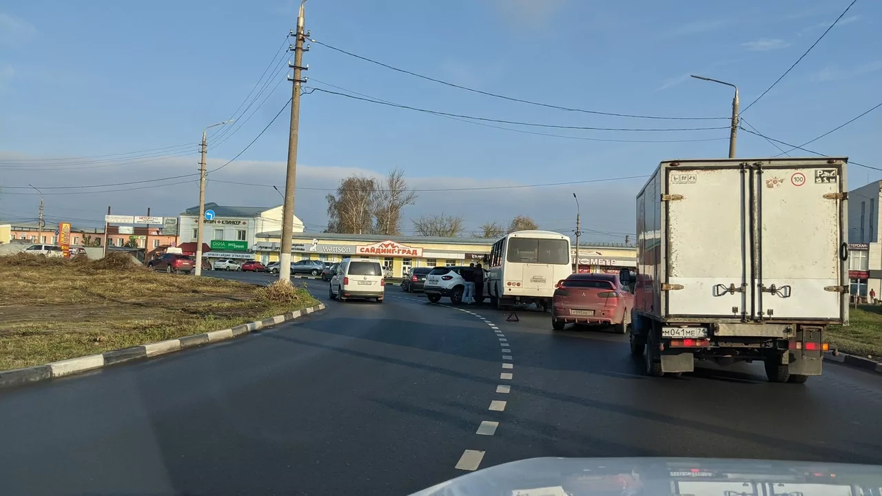 В Туле на дороге "встретились" автобус и легковушка