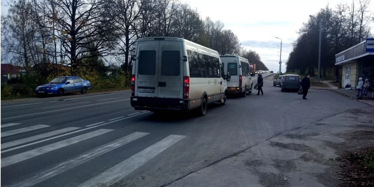 В Туле на Орловском шоссе установили табличку в память о погибшей в ДТП 18-летней девушке