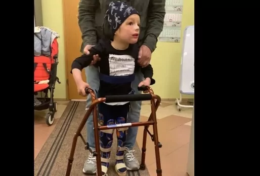 Обгоревший в тульском роддоме Матвей учится ходить