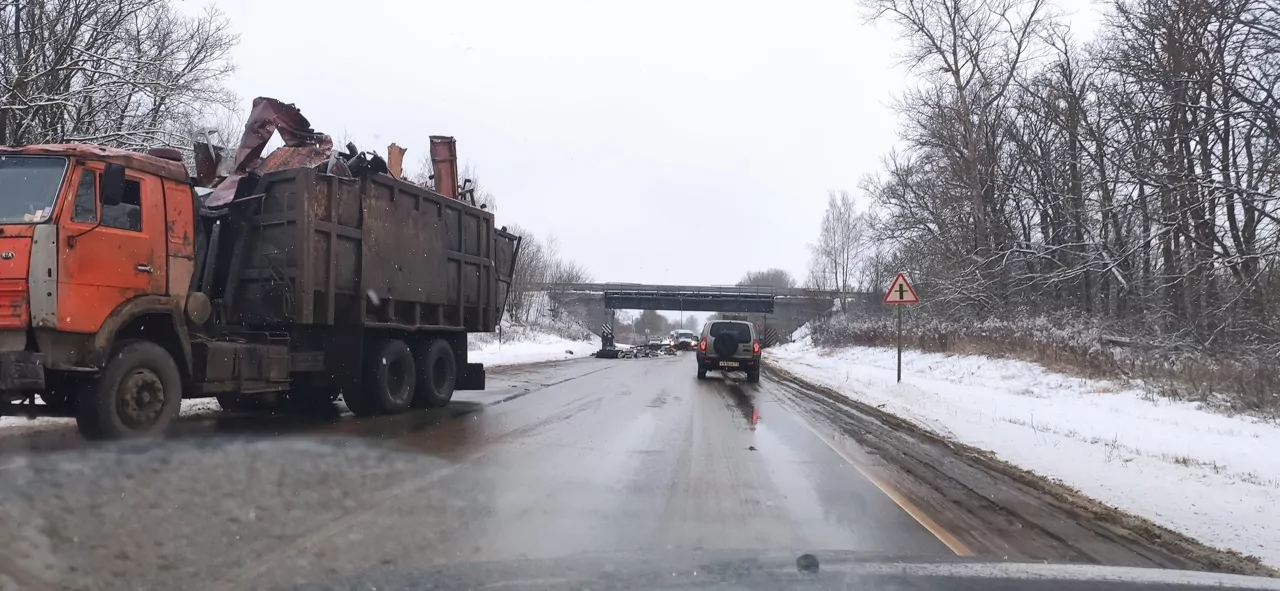 Под Тулой ломовоз «разгрузился» об эстакаду: движение на дороге затруднено