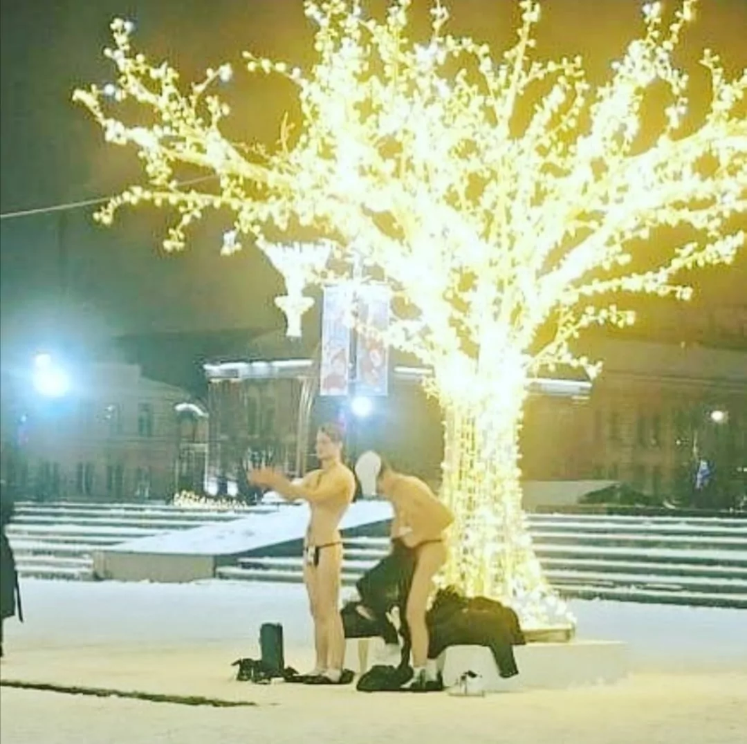 В центре Туле двое мужчин разделись догола