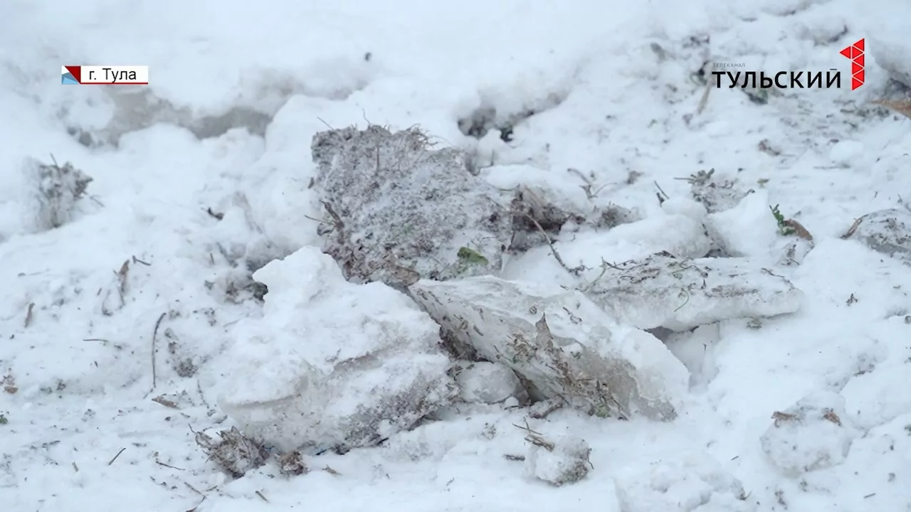 Во дворе жилого дома в Туле появился каток из нечистот