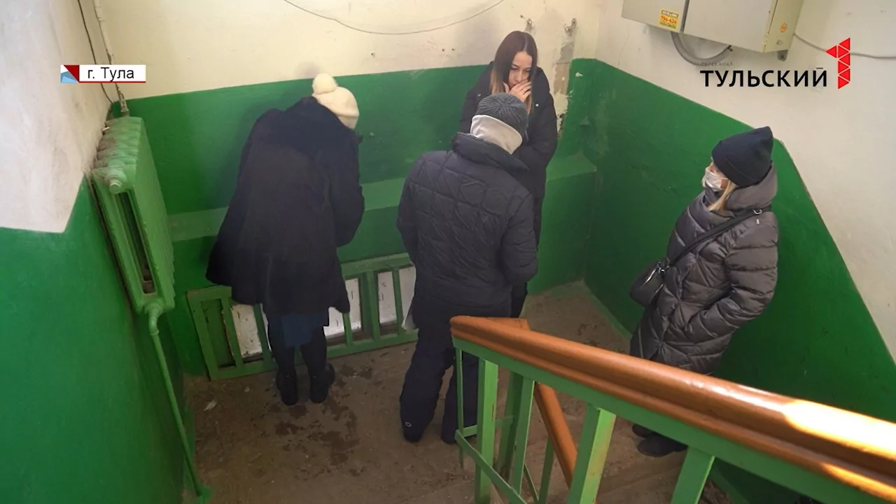 В подъезде тульской двухэтажки под ногами женщины провалился бетонный пол