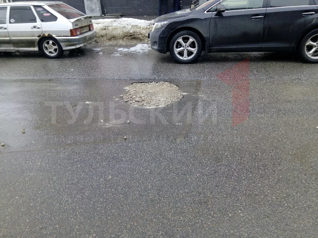 Ямочный ремонт в действии: в Туле на улице Каминского засыпали провал